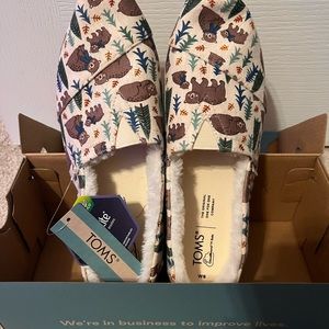 Tom shoes alpargate size 8 with bear pattern.